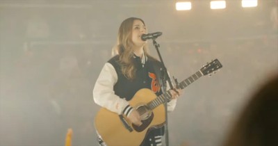 Brooke Ligertwood’s Soul-Stirring Live Rendition of ‘Glorious Day’