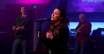 Worship Team’s Powerful Rendition of ‘What a Beautiful Name’