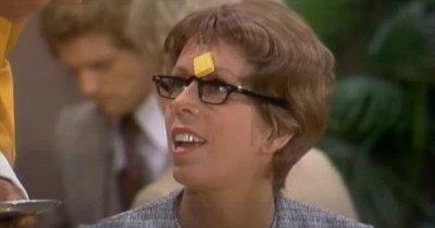 Carol Burnett’s Hilarious Struggle to Get Noticed at a Restaurant