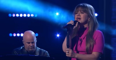 Kelly Clarkson Nails Whitney Houston’s ‘I Have Nothing’ in Powerful Performance