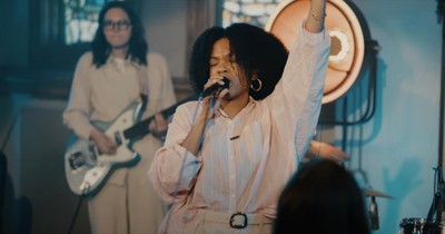 Lauren Scott Joins Women Who Worship for ‘There’s Nothing That Our God Can’t Do’