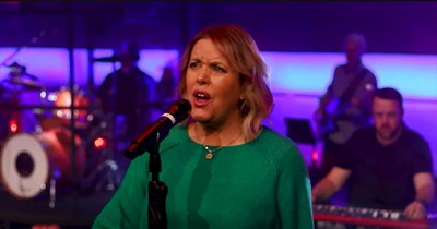 Worship Team Delivers Powerful ‘God So Loved’ Performance