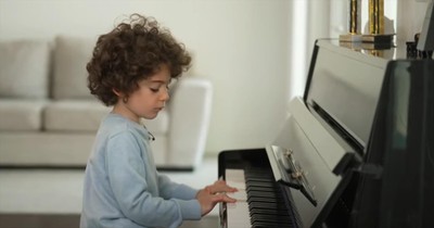 5-Year-Old Plays Piano with Stunning Precision and Passion