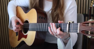 Woman’s Fingerstyle Guitar ‘Here Comes the Sun’ Cover Is Beautiful