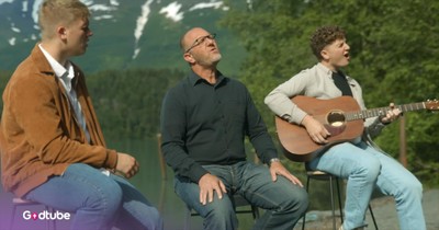 Trio Delivers Powerful and Moving Rendition of ‘I’d Rather Have Jesus’