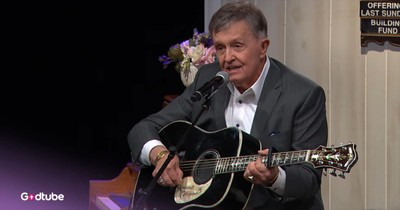 Bill Anderson Delivers Stirring Rendition of ‘The Old Rugged Cross’