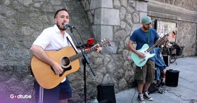 Buskers Turn Heads with Stunning Cover of CCR’s ‘Bad Moon Rising’