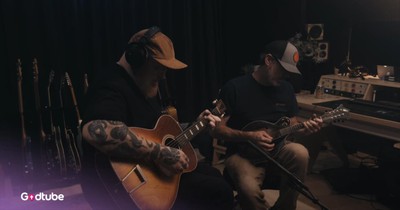 Powerful Acoustic Rendition of ‘How Great Thou Art’ 