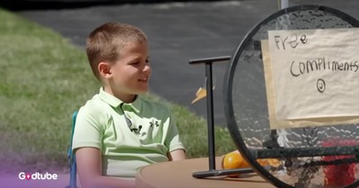 This Young Man’s ‘Compliment Stand’ Is the Cutest Thing You’ll See Today