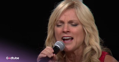 Rhonda Vincent’s Stunning Rendition of ‘Just a Closer Walk with Thee’