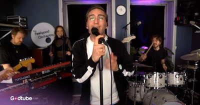 Stunning Rendition of Kenny Loggins’ Classic ‘Footloose’