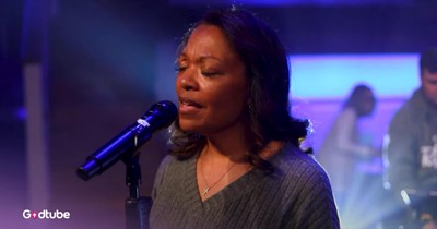 Worship Team's Stunning ‘Build My Life’ Rendition