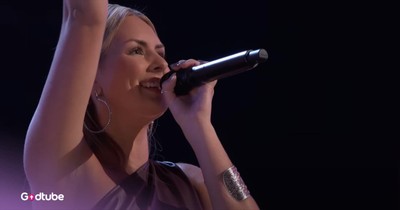 19-Year-Old Earns Coveted 4-Chair Turn on The Voice