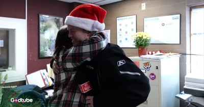 Single Mom Can’t Hold Back Tears After Heartwarming Secret Santa Surprise