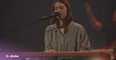 Jessie Harris and Gateway Worship 'Shout to the Lord' Moving Performance