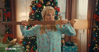 Many Mothers Will Relate to This Laugh-Out-Loud SNL Christmas Skit