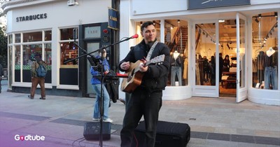 Street Musician Stuns with Fantastic Cover of Elvis’ ‘Suspicious Minds’