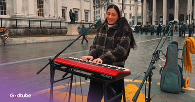 Busker's Lovely Rendition of Billy Joel’s ‘Piano Man’