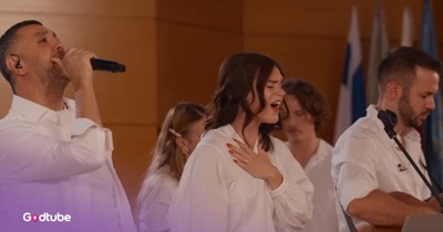 Beautiful Multilingual Performance of ‘Goodness of God’ Will Move You