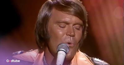 Glen Campbell Performs His Classic 'Rhinestone Cowboy'