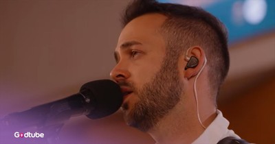 Chilling 'Give Thanks' Rendition Performed in 3 Languages