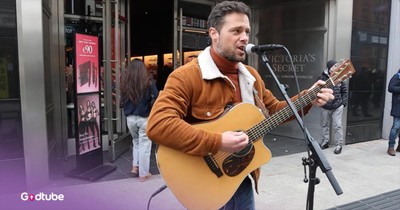 Busker Stuns with Rendition of CCR's 'Proud Mary'