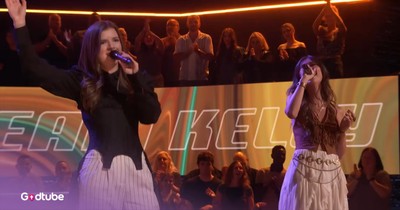 Contestants Dazzle with Fleetwood Mac Duet on The Voice