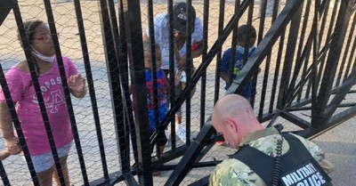 5-Year-Old Boy Prays with National Guard Member amid Kentucky Derby Protests