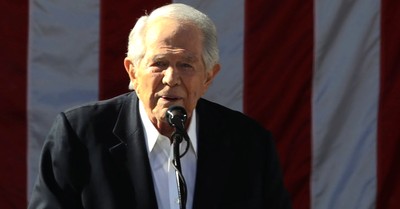 Pat Robertson Steps Down from <em>7</em><em>00 Club</em>