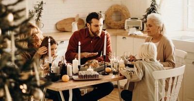 How to Approach Controversial Topics with Family This Christmas