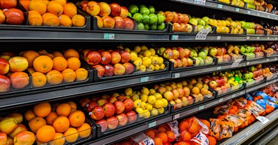 A produce isle in a grocery store, students in TX start a grocery store for those in need
