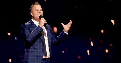 Matthew West Shares Breathtaking Video of 4,500 Fans Signing ‘Silent Night’