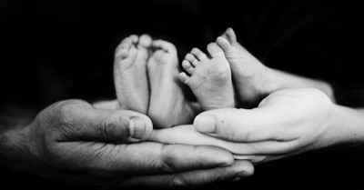 baby feet, parents parise God after preemie babies are delivered safely and sent home