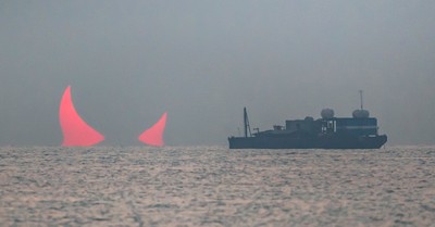 Photographer Captures Jaw-Dropping Image of 'Devil Horns' Rising Out of the Persian Gulf