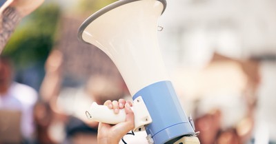 Where Is the Line Between Sharing the Gospel and Performative Faith? 