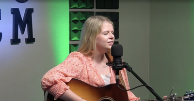  Emerging Country Star Makenzie Phipps Sings ‘In The Garden’ Acoustic Hymn