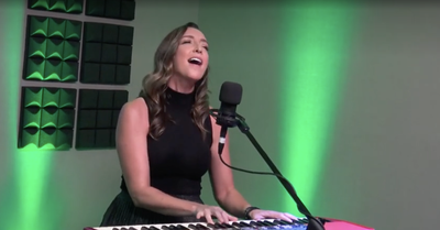 Christian Singer-Songwriter Jenn Bostic Performs 'Leave It At The Cross' at the CCM Cafe