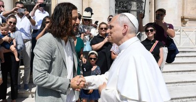 ‘The Chosen’ Actor Jonathan Roumie Meets Pope Leo XIV at Vatican, Calling it an 'Honor'