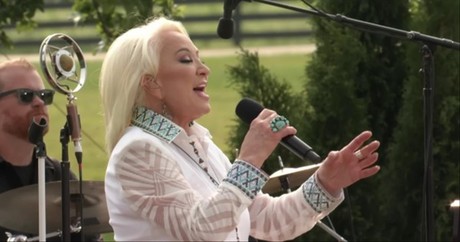 Country Legend Tanya Tucker Performs 'Delta Dawn'