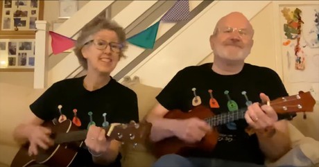 Splendid Ukulele Performance of ‘Cracklin’ Rosie’ by Neil Diamond