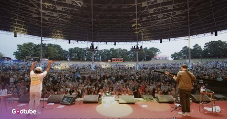 Thousands Join Together for Breathtaking Rendition of ‘Hallelujah’