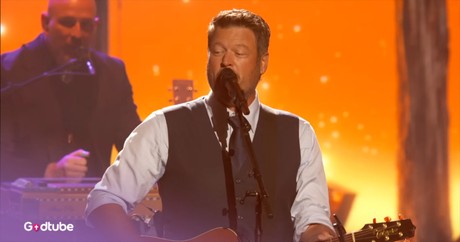 Blake Shelton Covers Kenny Rogers' Classic 'The Gambler'