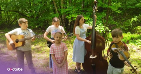 Youngsters' Sweet 'You Are My Sunshine' Rendition