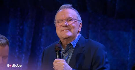 Mark Lowry Leads Joyous Rendition of ‘Leaning on the Everlasting Arms’