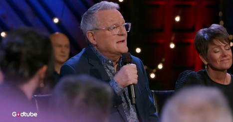 Mark Lowry Leads Emotional ‘Jesus Loves Me’ Performance