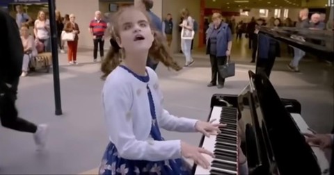 Blind+13-Year-old+Girl+Perfectly+Plays+Chopin+On+Piano+In+Train+Station