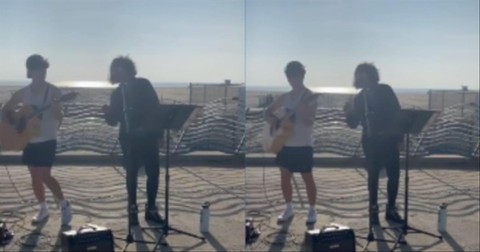 Jennifer+Hudson+Surprises+Street+Busker+With+%e2%80%98Hallelujah%e2%80%99+Duet