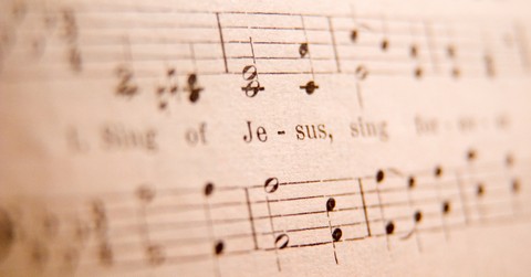 20 Thanksgiving Hymns to Express Gratitude and Praise