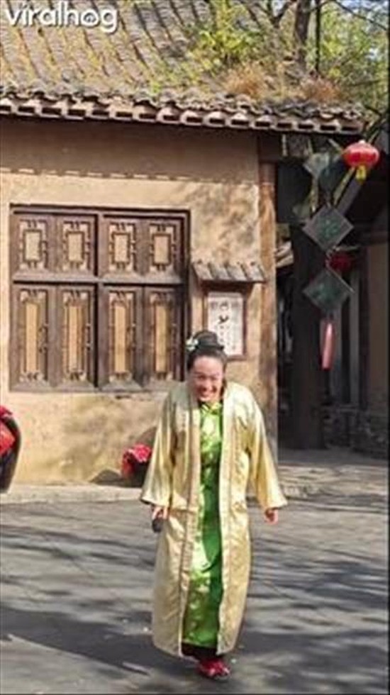 Impressive Head-Isolating Dance