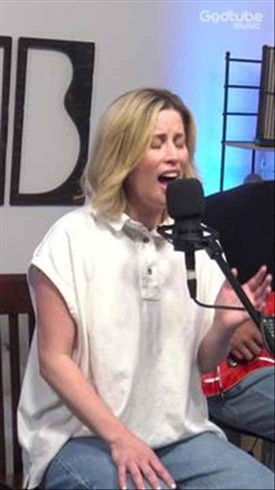 Jenn Chenoweth Performs Acoustic Version of 'I'm Learning' 